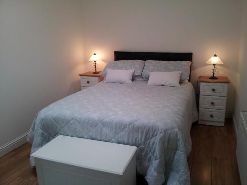 康镇Ashford Villa的一间卧室配有一张带2个床头柜的大床