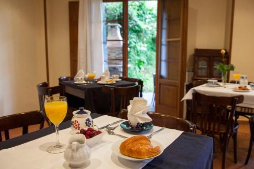 纳维亚Las Casonas de Avellaneda的一张桌子,上面放着一盘食物和一杯橙汁