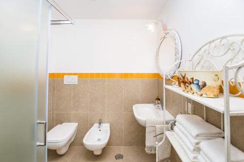 莫诺波利Casa Velia的一间带卫生间和水槽的浴室