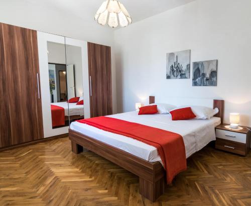 苏佩塔尔Apartment Dunja的一间卧室配有一张大床和镜子
