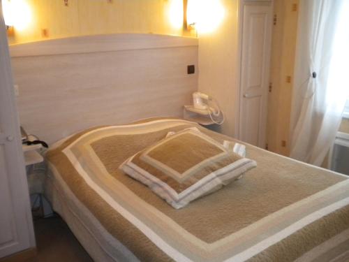 克莱巴赫昂热餐厅酒店的一间卧室配有一张带两个枕头的床