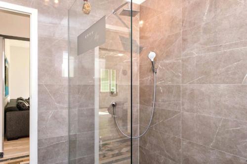 斯普利特Apartment Maja的浴室里设有玻璃门淋浴
