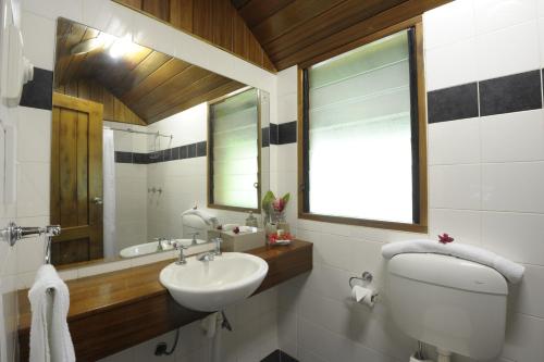 科科波科可波海滩别墅度假村的一间带水槽、卫生间和镜子的浴室