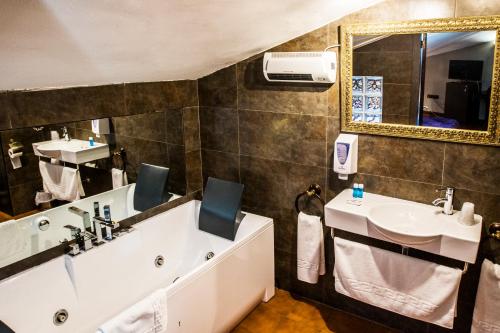 阿尔卡拉德荷那利斯马吉斯特拉尔宾馆的带浴缸、水槽和镜子的浴室