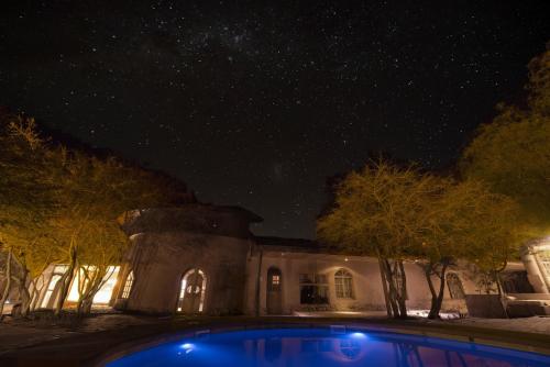 圣佩德罗·德·阿塔卡马阿尔迪酒店的一座晚上设有游泳池的房子