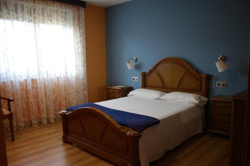MazaricosO Curruncho dos Lopez的一间卧室设有一张大床和一个窗户。