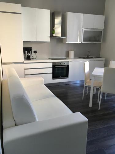 雷焦卡拉布里亚Civico 14的白色的厨房配有白色的沙发和桌子