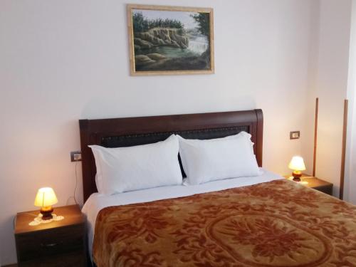培拉特Guesthouse Villa Juri的一间卧室配有一张大床和两盏灯