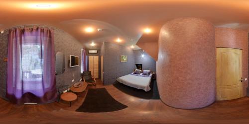 哈尔科夫黄色无限4号酒店的一间带一张床铺的卧室,位于带大柱子的房间
