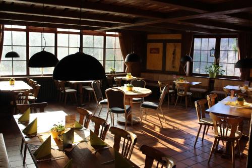 希尔德斯海姆奥斯特伯格餐厅酒店的餐厅设有桌椅和窗户。