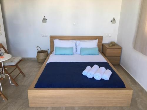 RámosGaia Serifos Apartments的一间卧室配有一张大床和两个枕头