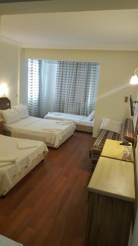 费特希耶柏林酒店 的大房间设有两张床和两个窗户