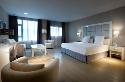 卡萨布兰卡Domo Casablanca的酒店客房设有一张大床和一张沙发。