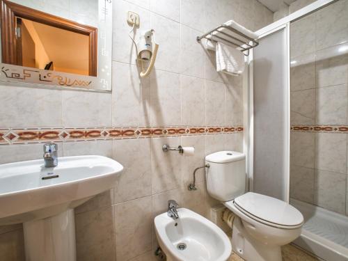 穆尔西亚莱加斯皮酒店的浴室配有白色卫生间和盥洗盆。