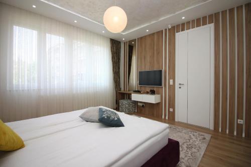 萨拉热窝Radiceva Apartment的酒店客房,配有床和电视