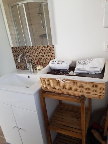科尔特villa donia的一间带水槽的浴室和一个带毛巾的篮子
