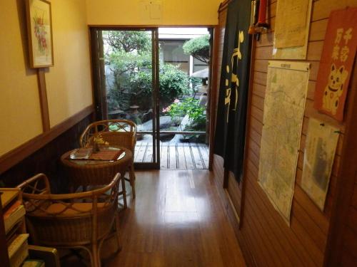 名古屋鱼键旅馆的餐厅位于走廊,配有桌椅