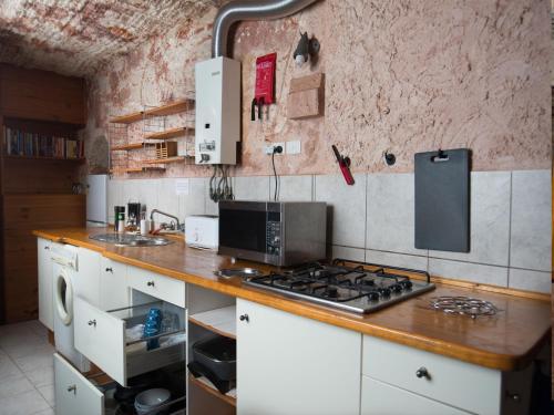 库伯佩迪Ali's Underground Studio的厨房配有炉灶和台面