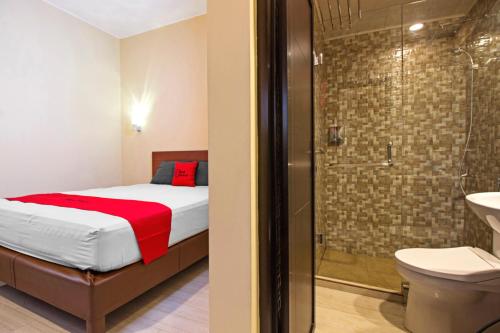 万隆万隆超级商城2号红门旅馆的一间卧室设有一张床、淋浴和卫生间