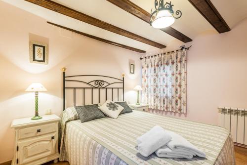 RoyuelaCasa La Carpintera的一间卧室,配有一张床和床头灯