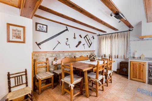 RoyuelaCasa La Carpintera的一间带木桌和椅子的用餐室