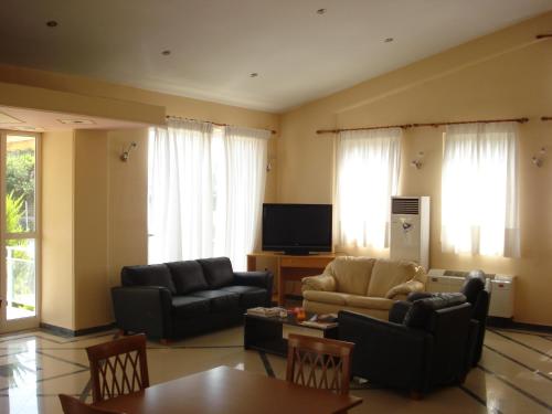 雅典赛贝勒住宿酒店的客厅配有两张沙发和一台电视机