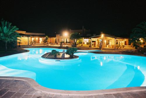 卡拉达沃Agroturismo Finca Sa Tanca的夜间大型蓝色游泳池