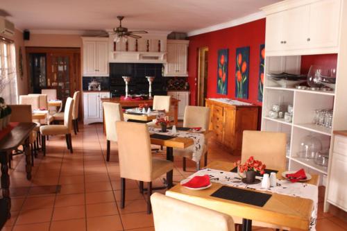 克莱克斯多普Villa de la Rosa Klerksdorp的厨房以及带桌椅的用餐室。