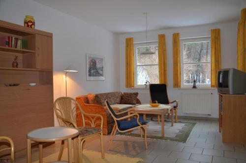岑平Ferienwohnungen Egon Schulz的客厅配有沙发和桌椅
