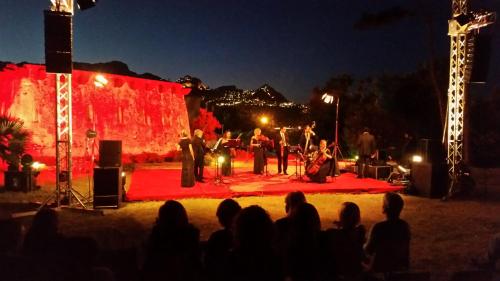 贾迪尼-纳克索斯Villa Verdemare Naxos的一群人晚上在舞台上