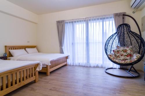 头城温蒂的家头城A馆的一间卧室配有两张床和秋千