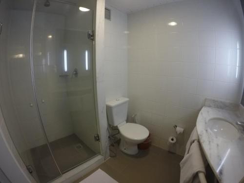 巴鲁埃里宜必思坦波尔酒店的带淋浴、卫生间和盥洗盆的浴室