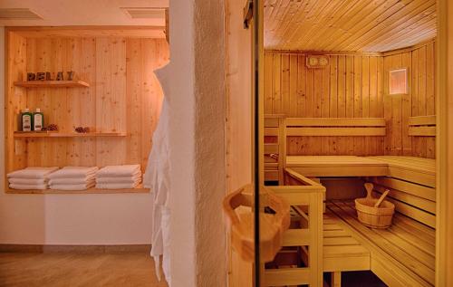 卡迪皮特拉Apartments & Wellness Löfflerblick的一间带木墙桑拿的浴室