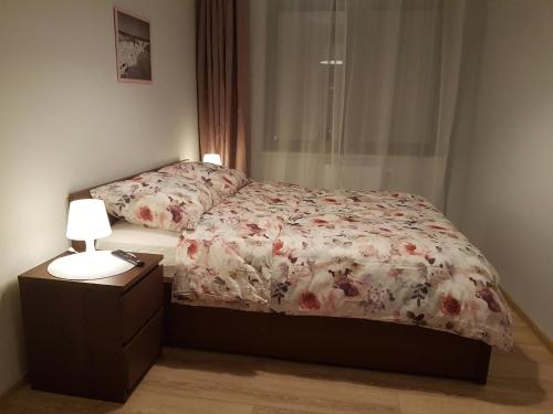 伊诺弗罗茨瓦夫Solankowa Aleja的一间卧室,配有一张床和床头灯