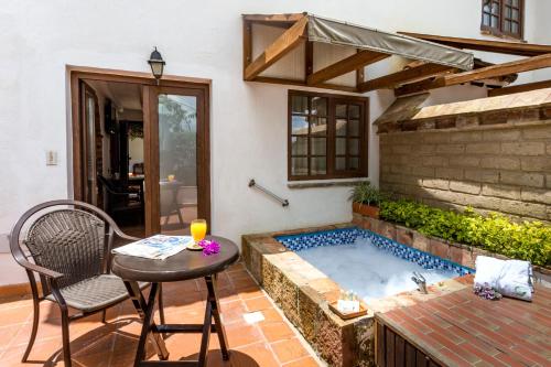 莱瓦镇Hotel y Spa Getsemani的房屋后院的热水浴池