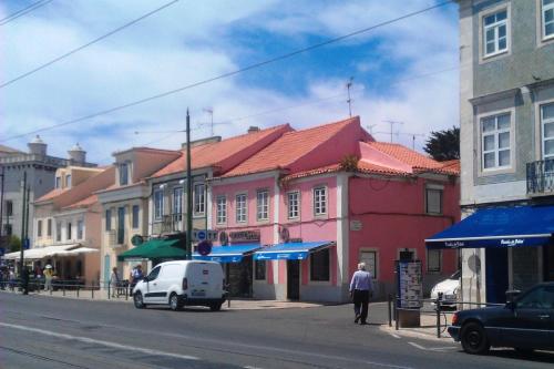 里斯本Atelier - House in Belém的城市街道上的一群建筑