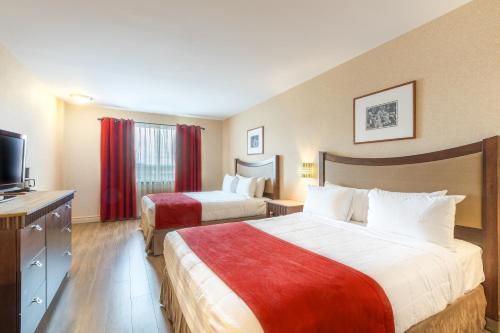 魁北克市安巴萨多套房酒店的酒店客房设有两张床和一台平面电视。