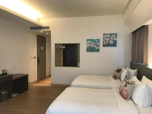 嘉义市晨光飯店的酒店客房设有两张床和窗户。