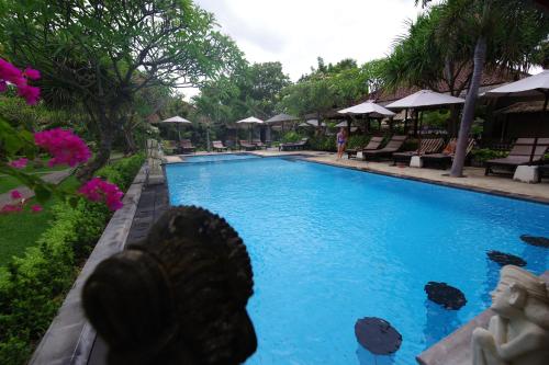 佩母德兰特塔纱丽别墅酒店的前方雕像的度假村的游泳池