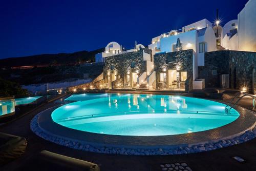 伊亚阿培兰托酒店的一座游泳池,在晚上在建筑物前