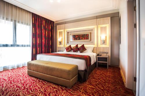 迪帕美特金郁金香酒店客房内的一张或多张床位