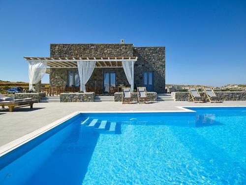 阿达玛斯Lithos Luxury Rooms (Adults Only)的别墅前的游泳池