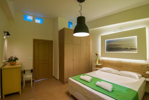 帕诺尔莫斯雷斯蒙Castello Di Porto的一间卧室配有一张床,上面有两条毛巾