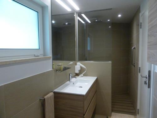 SantʼAnaClub Santana Beach & Resort的一间带水槽和镜子的浴室