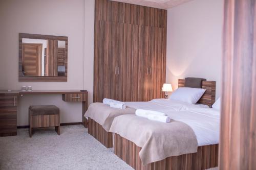 佩奇赛米特尼克斯酒店的一间卧室配有一张大床和镜子