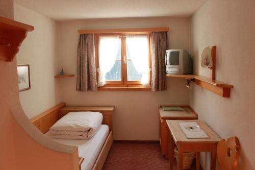 塞德龙索里瓦酒店的小房间设有床和窗户