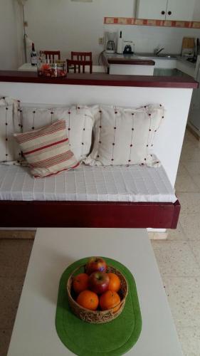 奥尔索拉Apartamentos Los Vientos (Apto 3)的桌上一碗水果和一碗苹果