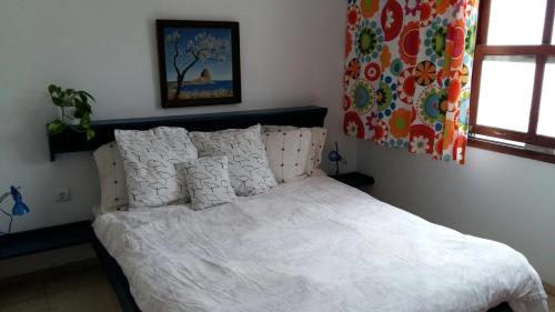 奥尔索拉Apartamentos Los Vientos (Apto 3)的一间卧室配有带白色床单和枕头的床。