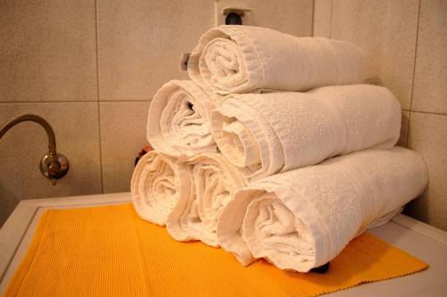 扎通Villa Violić的浴缸上方的一堆毛巾
