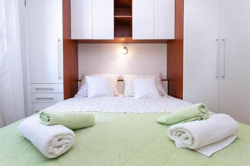 巴什卡沃达Holiday Home Chill Zone的一间卧室配有一张大床和毛巾